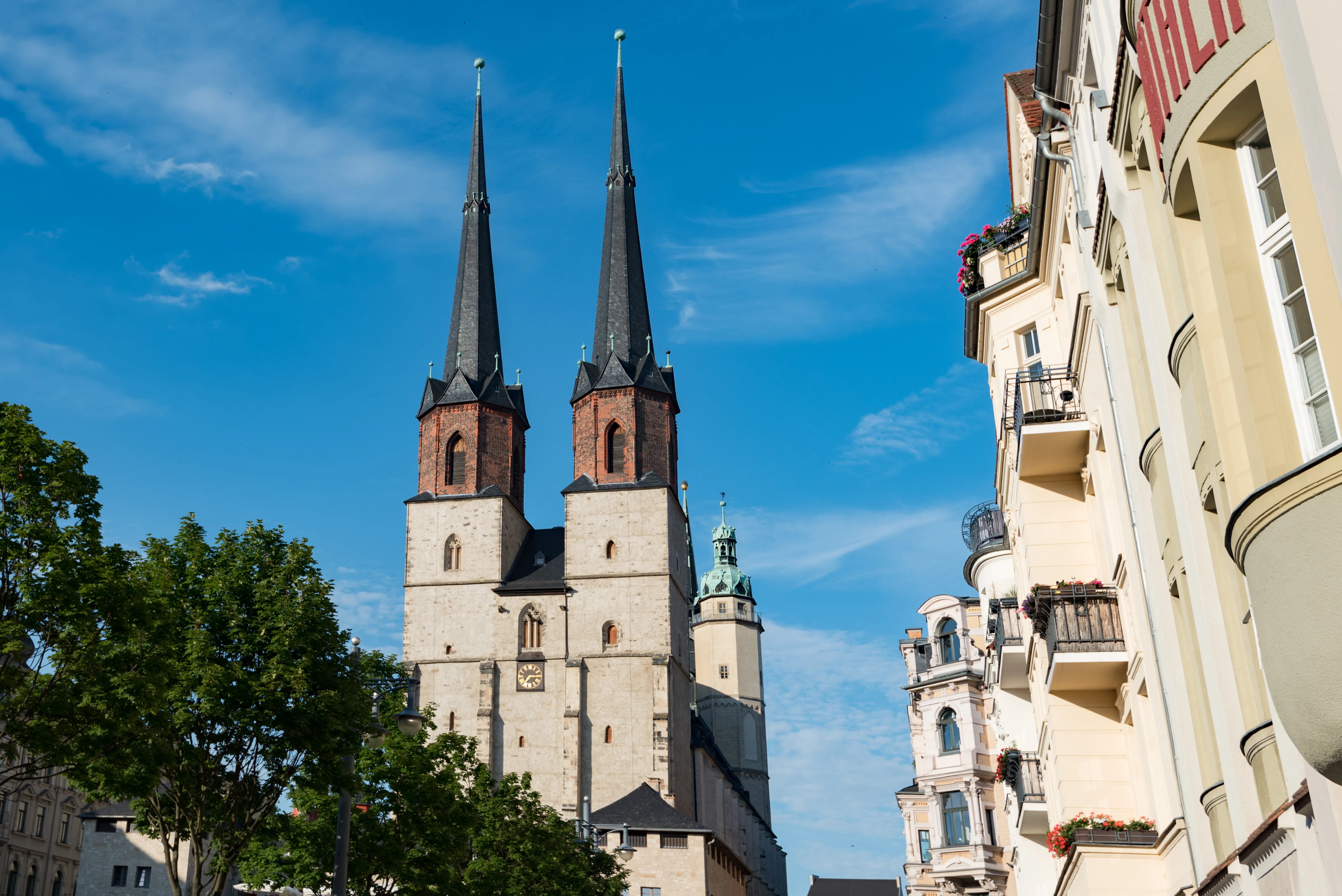 夕阳下的哈勒圣母教堂(Marktkirche)西面双尖塔，映着湛蓝的天空
