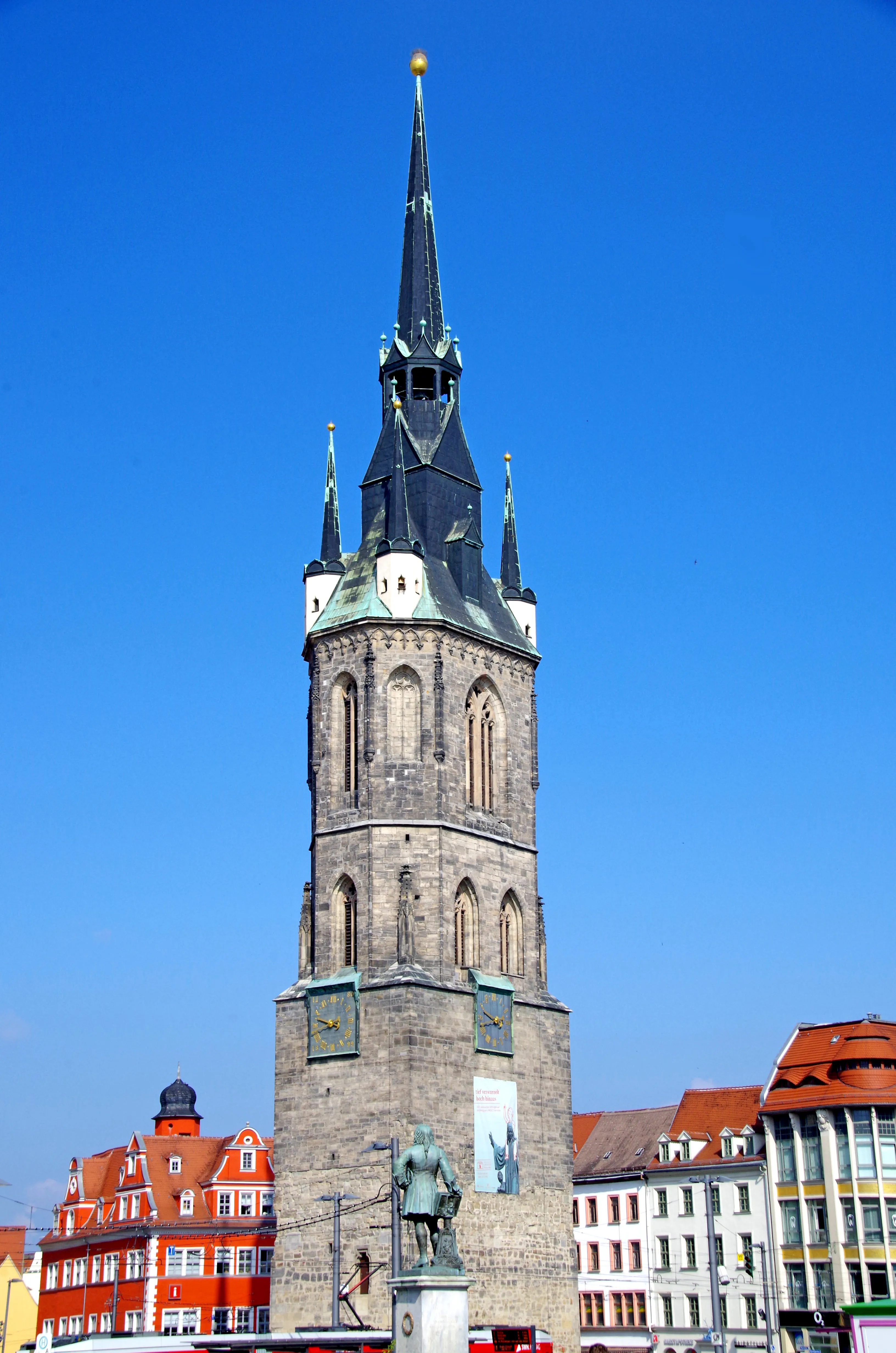 哈勒马克特广场上的红塔(Roter Turm)，八十四米高的中世纪钟塔